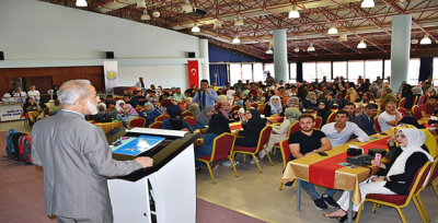 HRÜ Rektörü Çelik, Yabancı Öğrencilerle Yemekte Bir Araya Geldi