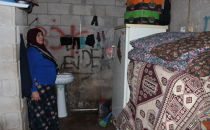 İki dul yengesi çalışarak ona bakıyor