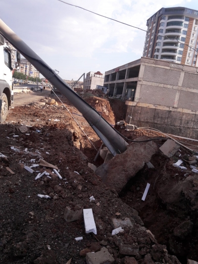 İş Makinesi 4 Elektrik Direğini Devirdi Karaköprü Elektriksiz Kaldı