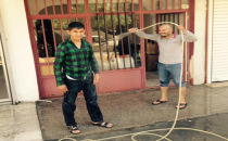 İşçiler Su Hortumu İle Serinliyor