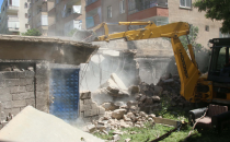Kaçak ve riskli meskenler yıkılıyor