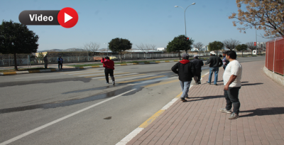 Kaldırımda Müşteri Bekleyen İşçiler, Dert Yanıyor