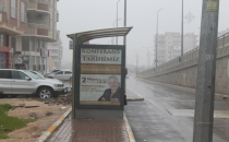 Kaldırımı işgal eden durak