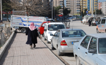 Kaldırımları araçlar işgal etti