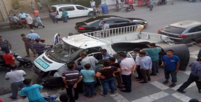 Kamyonun çarptığı kamyonet köprüden aşağı düştü