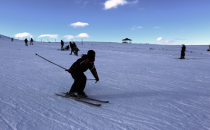 Karacadağ 700 metrelik pisti ile kayakçıların ilgisini çekiyor