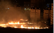 Karaköprü Belediyesi kuruyan otları temizlemeyince tutuştu evlere sıçradı
