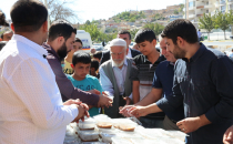 Karaköprü'de aşure dağıtıldı