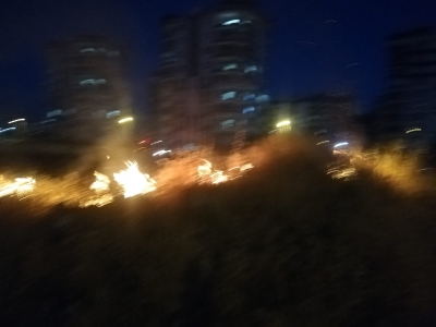 Karaköprü'de boş bir arazide yangın