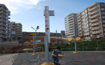 Karaköprü'de çocuk parkın içinde baz istasyonu