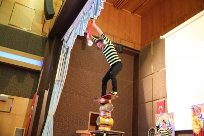 Karaköprü'de Çocukların Karne Hediyesi Cambaz Gösterisi Oldu