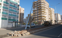 Karaköprü'de yeni dikilen elektrik direği tehlike saçıyor