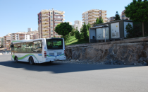 Karaköprü'deki durak görenleri şaşırtıyor