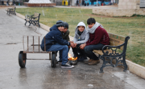 Kar'ın altında ısınmaya çalışıyorlar