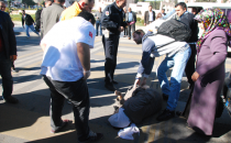 Karşıdan karıya geçen 2 yaşlı kadını ticari araç çarptı