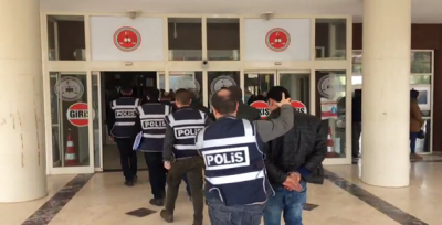 Kendilerini polis olarak tanıtan dolandırıcıları tutuklandı