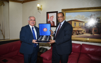 Kenya Valisine Fincan Takıma Hediye Edildi