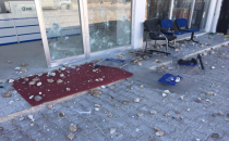 Kesintilerden Bıkan Çiftçiler DEDAŞ Binası Taşladı