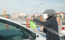 Kırmızı ışıkta cam silen çocuk işçiler