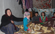 Kızıyla uğraşmaktan kendi hayatını göremiyor