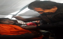 Kobanili çocuğun hayvan sevgisi