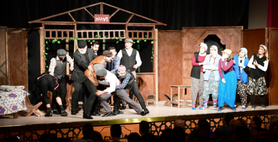 Komşu Köyün Delisi Oyunu Gelen Konuklardan Tam Not Aldı