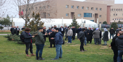 Köylüler Şanlıurfa valiliğinde toplandılar