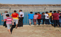 Küçük Kız Sulama Kanalını Düştü