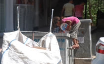 Küçük kız tatil yerine babasına yardım ediyor