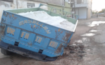 Kum yüklü traktör çamura battı