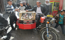 Kuşlar Sayesinde Geçimini Sağlıyor