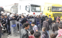 Mahalleli yolu kapattı uzun araç konvoyları oluştu