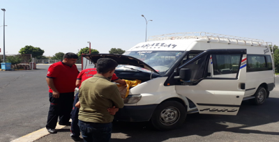  Minibüsün Motor Kısmında Sıkışan Kedi Kurtarıldı