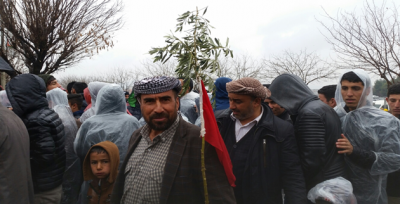 Miting alanına zeytin dalı ile geldi