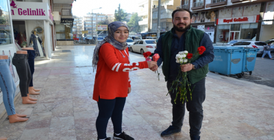Muhtar Adayı, Kadınlar Gününde Çiçek ve Lokum Dağıttı