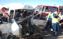 Öğrenci servisi kamyon ile çarpıştı, 15 yaralı