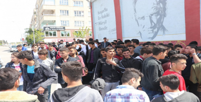 Öğrenciler Kapatılan Okulları İçin Eylem Yaptılar