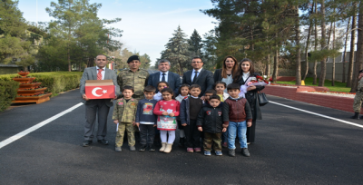Öğrenciler Mehmetçik'lere yazdıkları mektupları Tugay Komutanlığına teslim etti