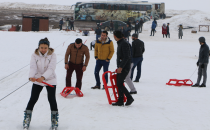 Öğrenciler streslerini kayak ile attılar