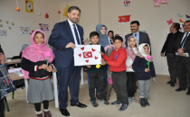 Öğrencilerden  Önen'e hediye