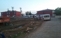 Okul yolu tarladan geçiyor