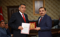 Onlara plaket verildi