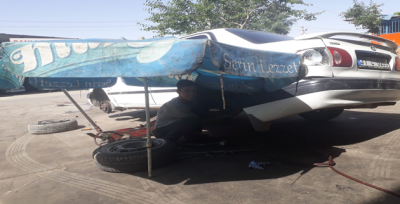  Oto Esnafı Kavurucu Sıcaklara Karşı Şemsiye Açarak Çalışmaya Devam Ediyor