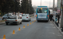 Otobüs ile araç yolun ayrılması esnafı işini kırdı