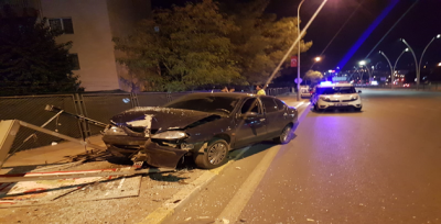 Otomobil, Reklam Panosuna Çarptı