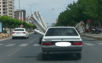 Otomobile yüklenen malzeme tehlike saçıyor