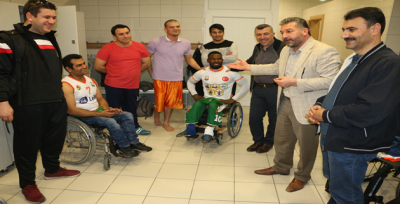 Özçınar'dan Sporculara Moral Ziyareti