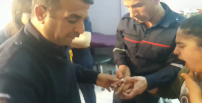 Parmağına sıkışan yüzüğü itfaiye çıkardı