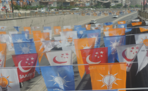 Partilerin bayrakları yan yana