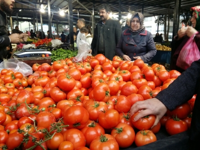 Pazarda Meyve Sebze Fiyatları Yarı Yarıya Düştü